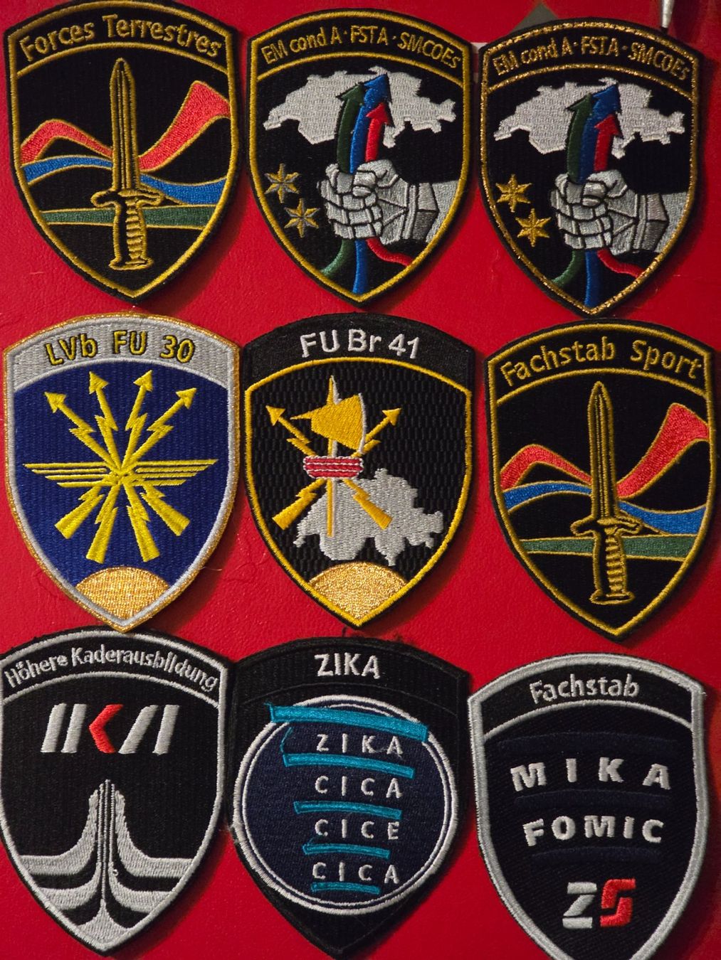 Schweizer Armee Placchette & Badge: Armée Abzeichen 9 Divers Badges – Usato da Nyon venduto da freetoys08