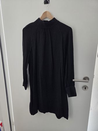 Schwarzes Langarmkleid von Massimo Dutti Gr. 38