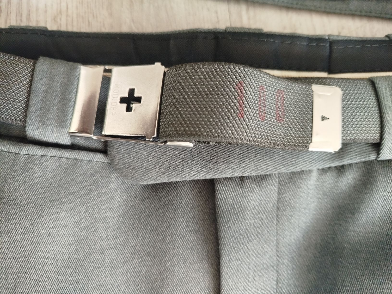 Schweizer Armee Uniformi: Schweizer Militäruniform mit Hose, Hemd, Kravatte.. – Usato da Glashütten venduto da lightmoon 7