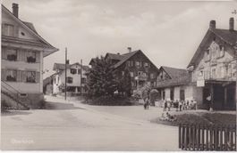 Oberkirch (LU) Dorfplatz mit Kinderschar vor Gebäude re.