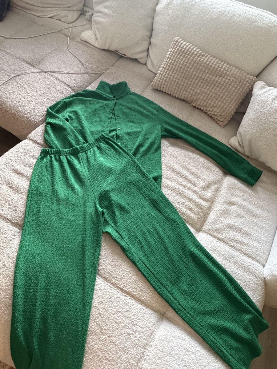 Lots de vêtements: Set Oberteil und Hose grün Grösse M  – D'occasion à Benken SG par sar_9dsn 1