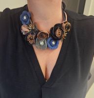 Spezielle Blumenkette in blau