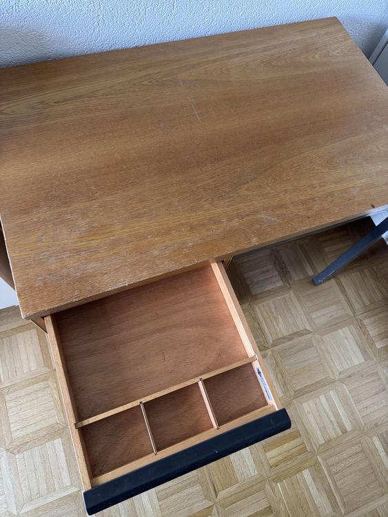 Scrivanie: Vintage Holz Schreibtisch mit Schubladen – Usato da Aarburg venduto da Spiderandman 2