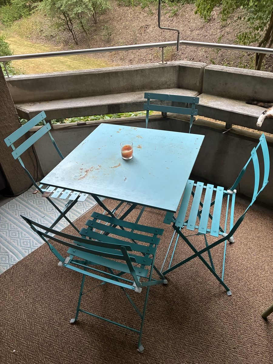 Set de table et chaises: Balkontisch mit 4 Stühlen türkis – D'occasion à Urtenen-Schönbühl par Evilette