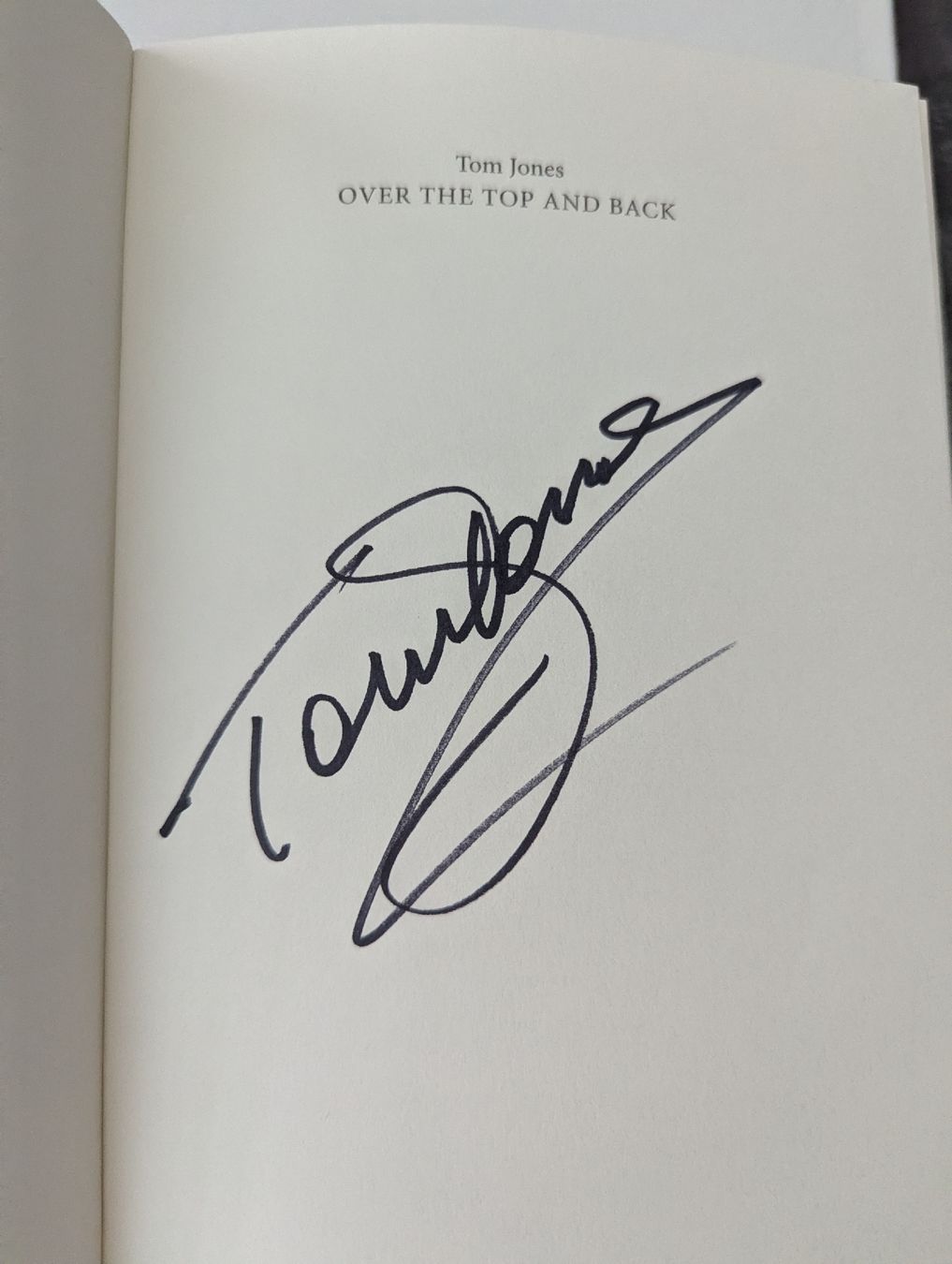 Autografi: Signed Tom Jones Autobiography "Over The Top" – Usato da Hünenberg See venduto da SpecialEditionGaming 2