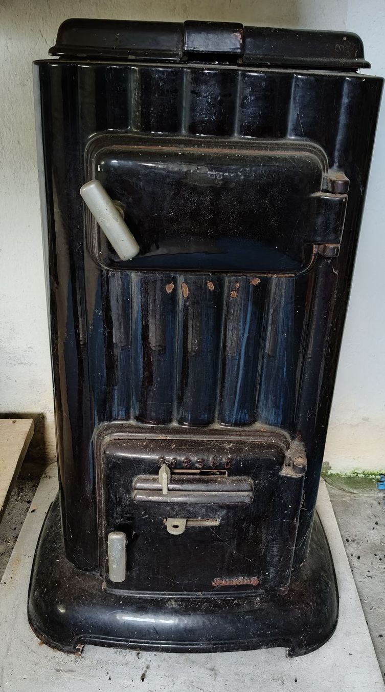 Camini: Antiker Ofen / Kamin – Usato da Utzenstorf venduto da green29