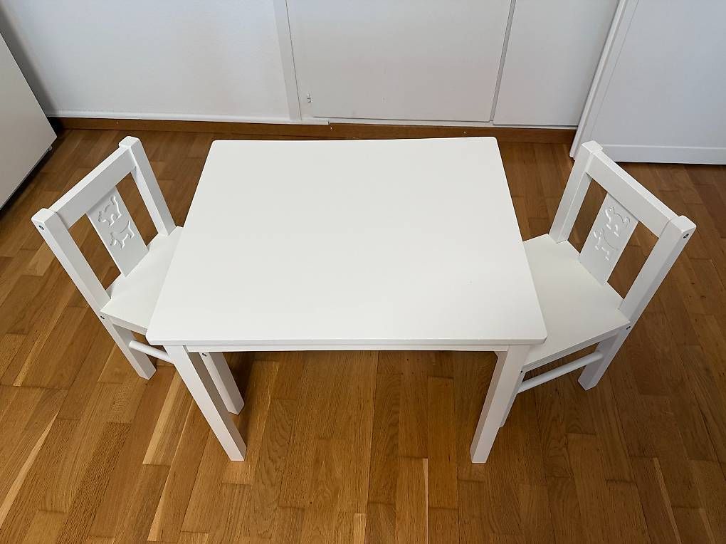 Ikea Set di tavolo e panche: IKEA Kinder Tisch + 2 Stühle – Usato da Bern venduto da mar_s52t