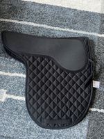 Schwarze FENGUR Satteldecke, neuwertig zu verkaufen!