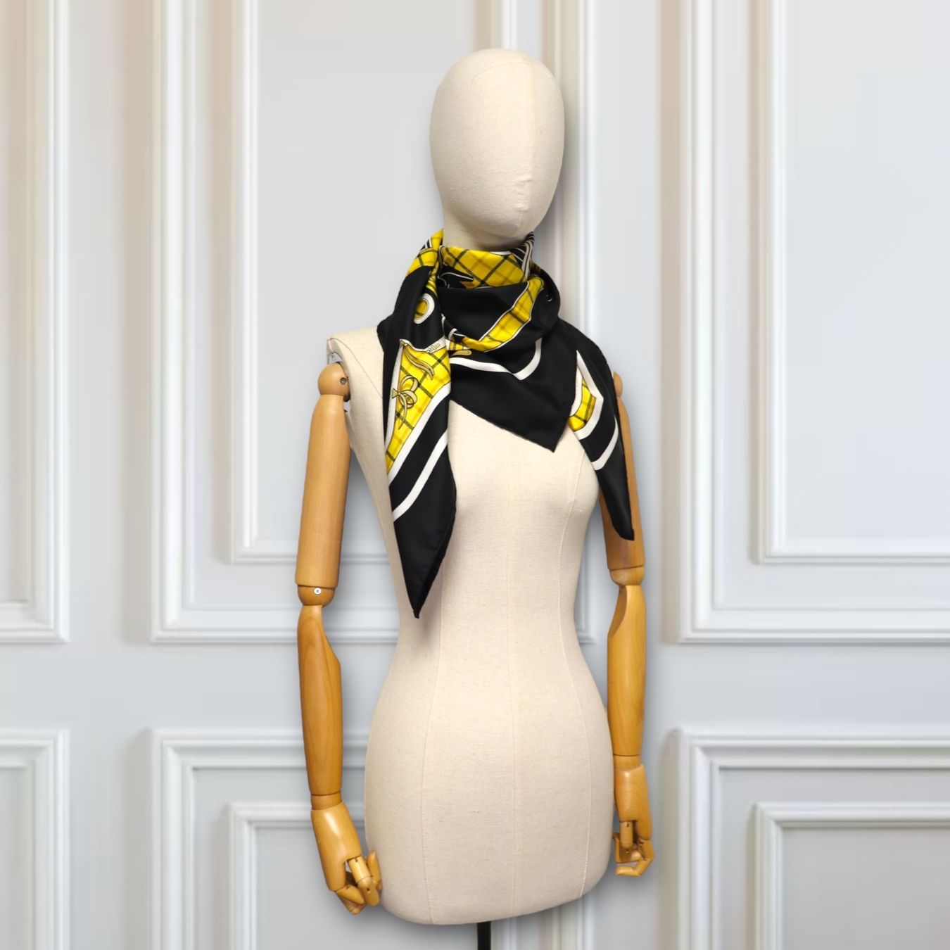 Hermès Foulards, Tücher & Schals: Hermès Carré "Camails" – Gebraucht aus Binningen von Designerlabels 1