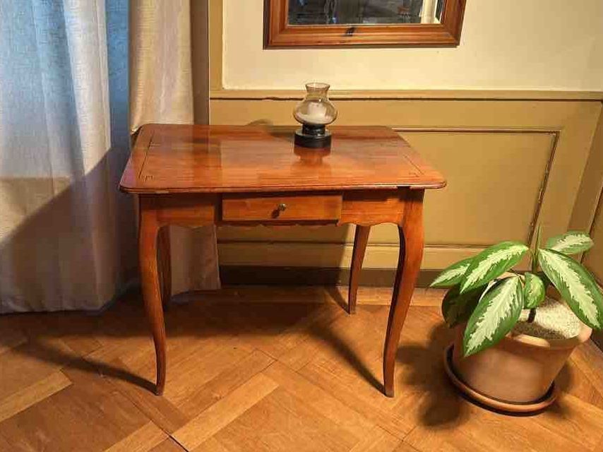 Tische: Antique Wooden Side Table with Drawer – Gebraucht aus Gurzelen von nawahke