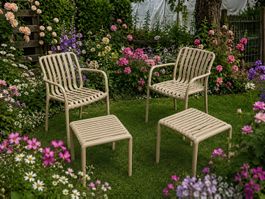 2 Gartenstühle mit Armlehnen und 2 Hocker Wikholm Form Ravel