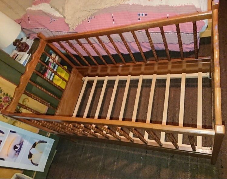 Lits: Kinderbett aus Nussbaumholz – D'occasion à Chur par spegnas92 1