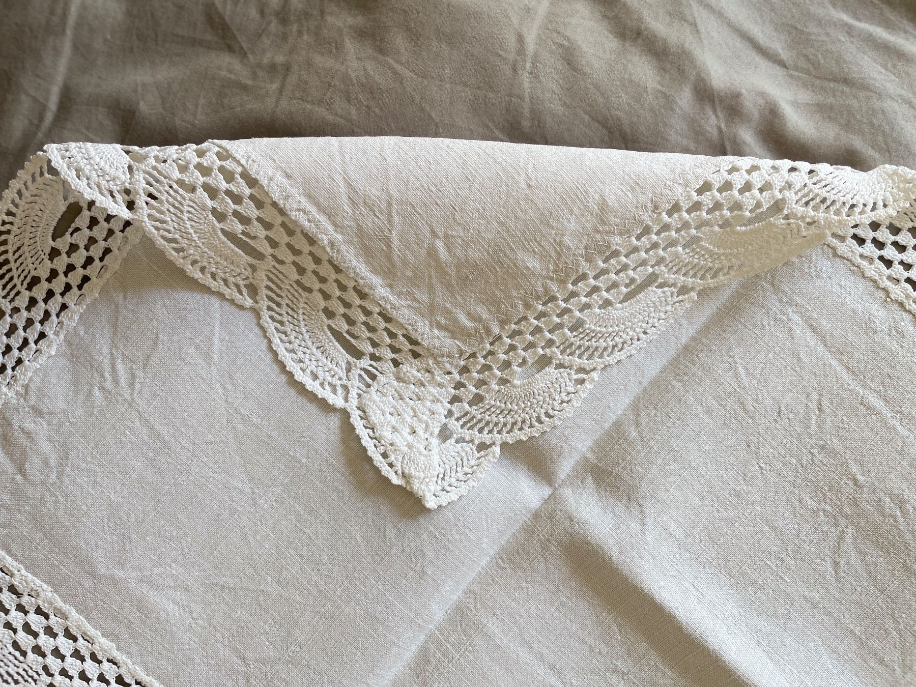 Altra biancheria da tavola: Tischläufer / Tischdecke mit Spitze weiss – Usato da Birsfelden venduto da Nic21 2