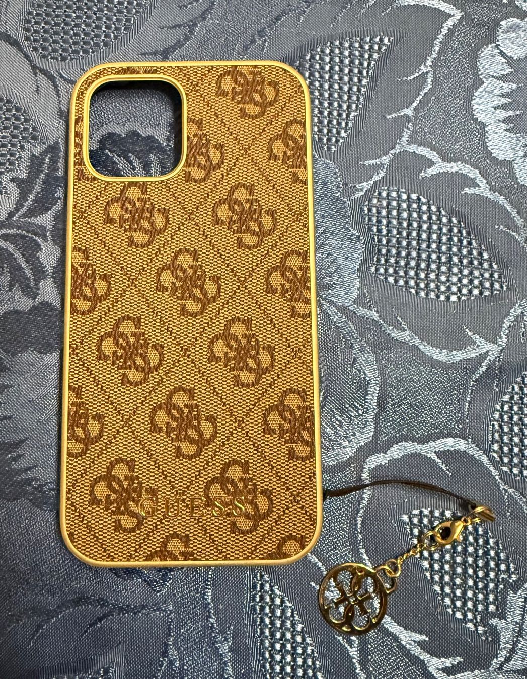 Cover & Protezioni schermo: Guess Hülle iPhone 12 / 12Pro mit Charm – Nuovo (secondo la descrizione) da Dübendorf venduto da anna.12345