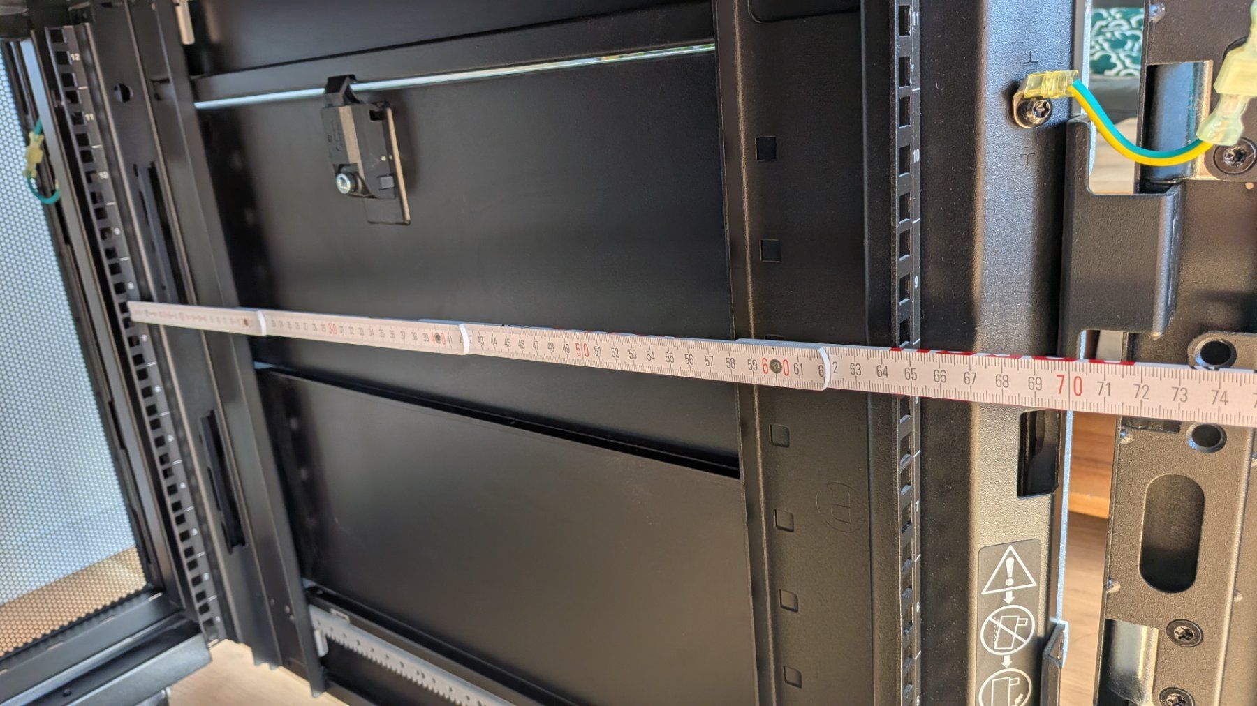Apc Racks & Supports: APC NetShelter SX AR3003 12HE Serverschrank / Netzwerkschran – D'occasion à Bonstetten par introwertyk 3