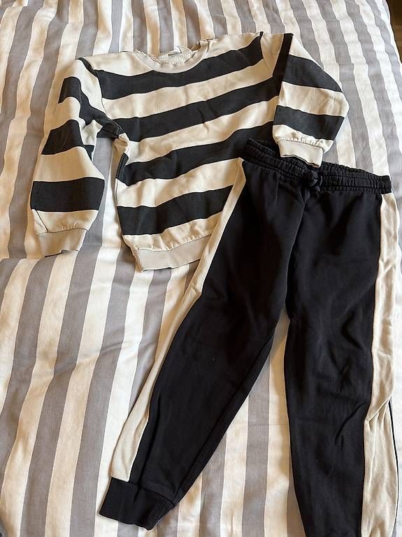Lotti & Set di vestiti: Trainer Set Gr. 110 H&M Schwarz/Beige – Usato da Küsnacht ZH venduto da Leen