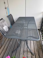 Gartentisch mit vier Stühlen
