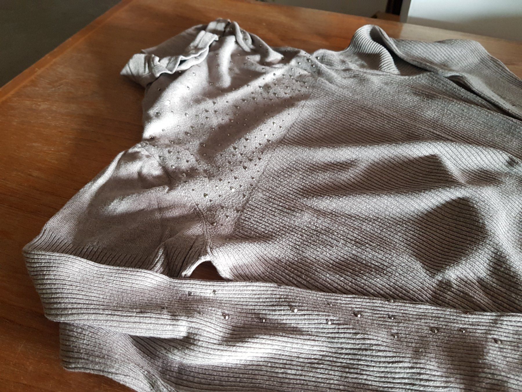 Maglioni & Felpe: Pullover mit aufgenähten Steinen ca. Grösse 38 – Usato da Walterswil BE venduto da Lonitti 5