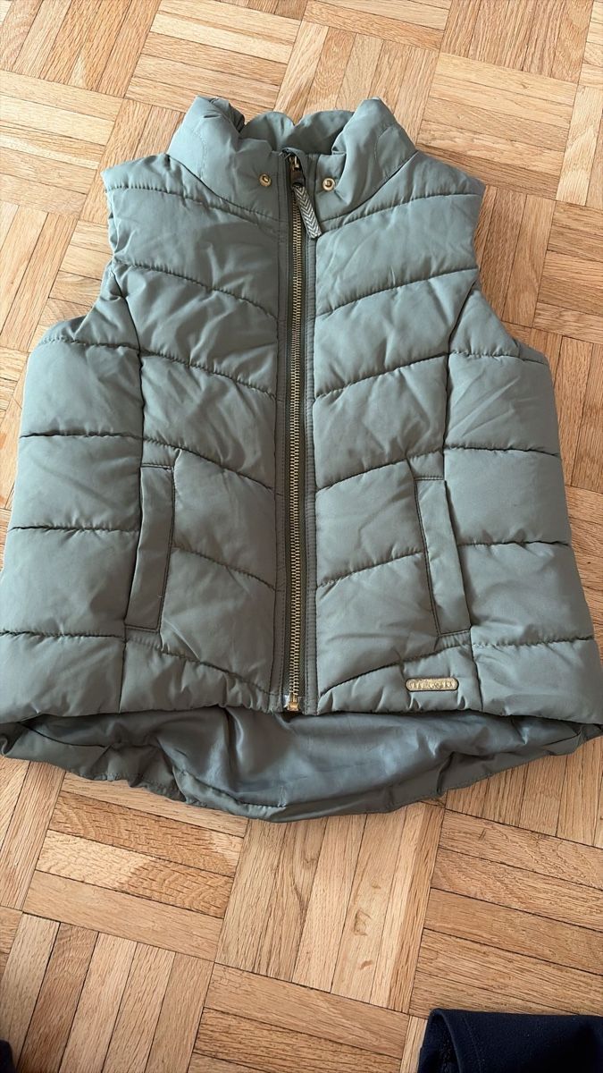 H&M Altro abbigliamento per bambina: Steppweste H&M 122/128 oliv – Usato da Au ZH venduto da schneebi88