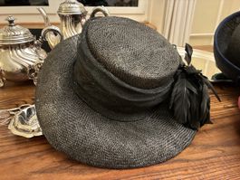 Damenhut schwarz geflochten mit Federschmuck elegant