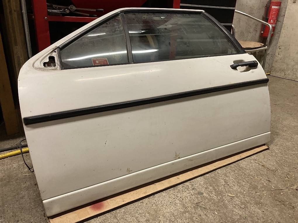 Tutti pezzi di ricambio auto: Vw Scirocco 2 Fahrertüre – Usato da Oberuzwil venduto da paddy031 1