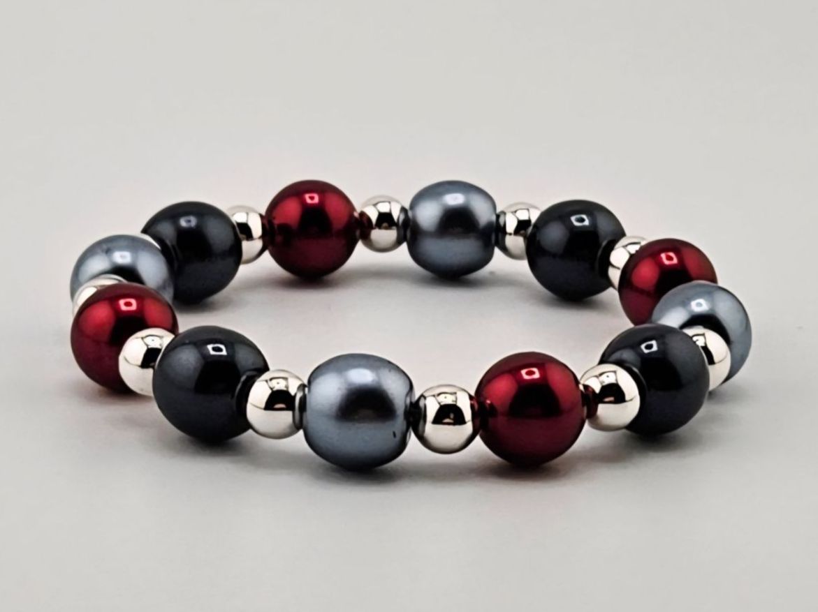 Armbänder & -reifen: Damenarmband Perlen in Anthrazit Grau Rot und Silber – Neu und originalverpackt aus Thalwil von Seesteine