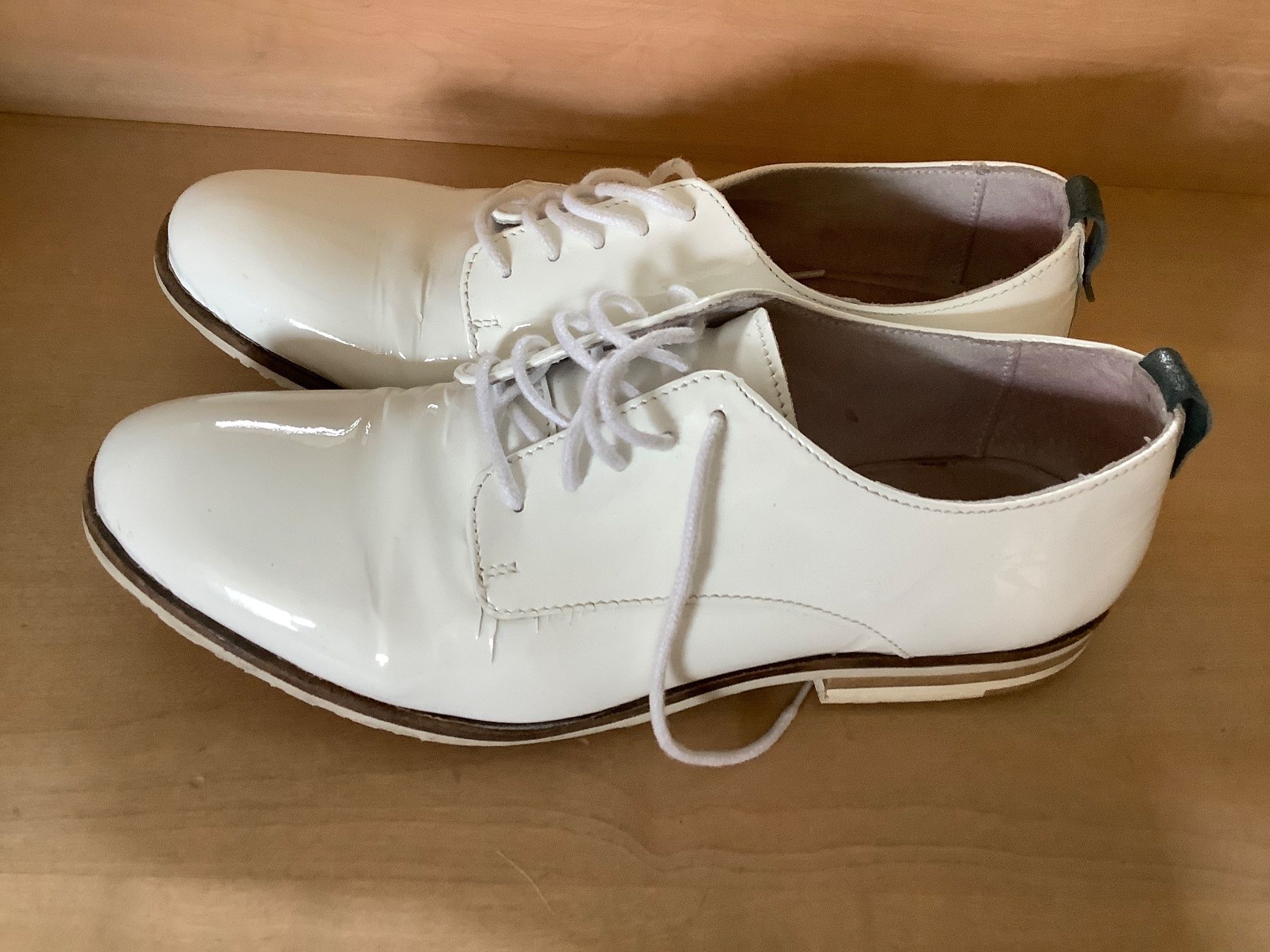Scarpe da donna: Weißer Lack-Leder Schuh – Usato da Triesen venduto da Boston5 2