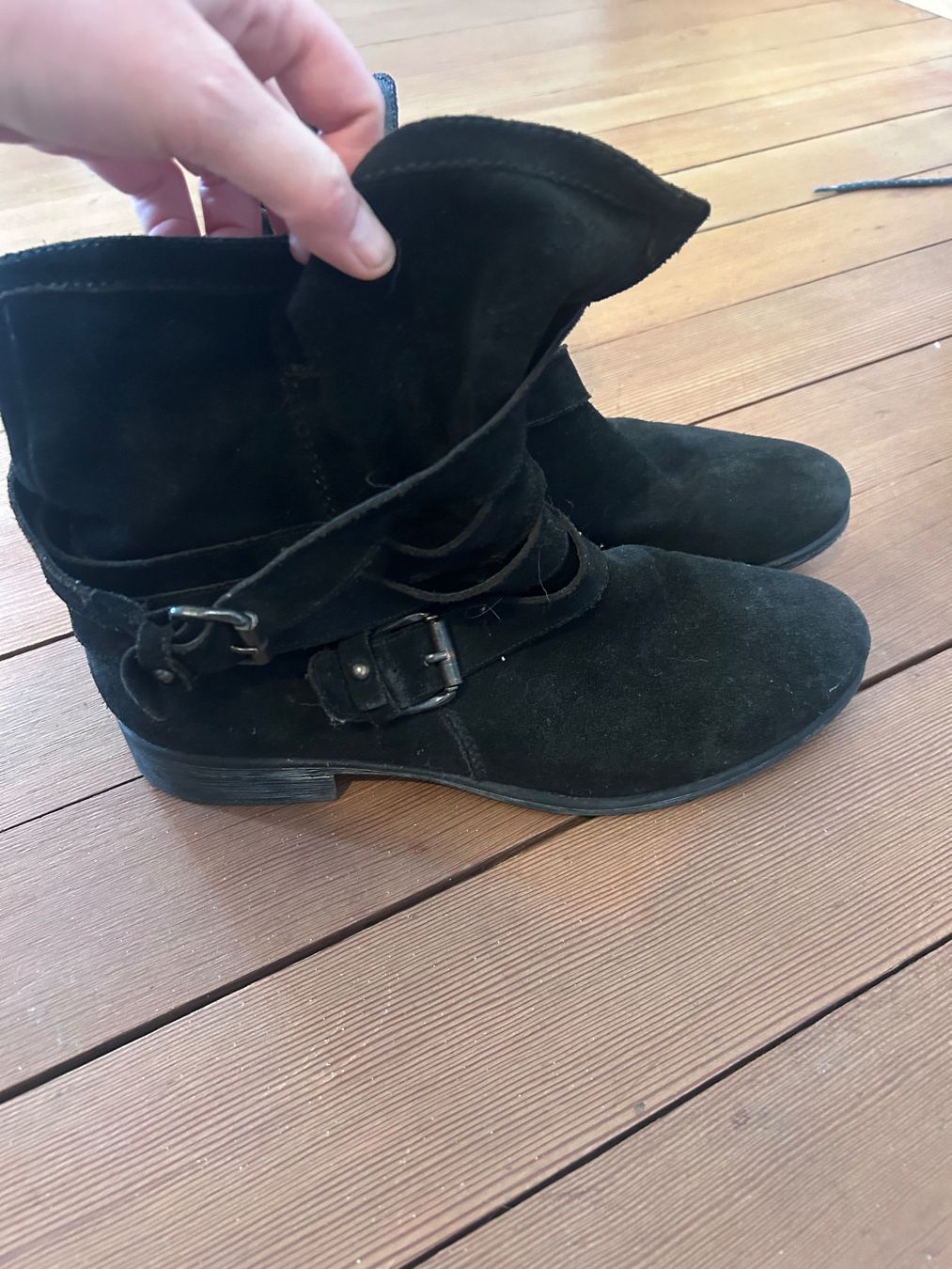Scarpe da donna: Stiefelten Wildleder schwarz – Usato da Winterthur venduto da Trophy01