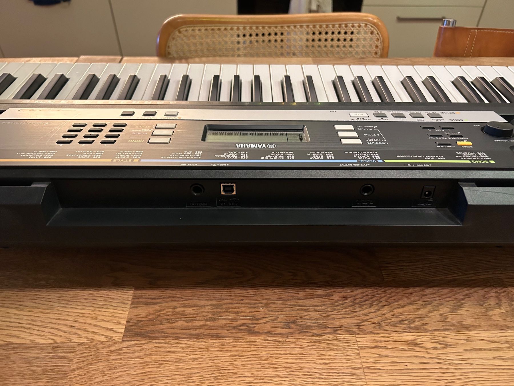 Yamaha Strumenti musicali: Yamaha PSR-E243 Keyboard – Usato da Luzern venduto da bas_jz88 1