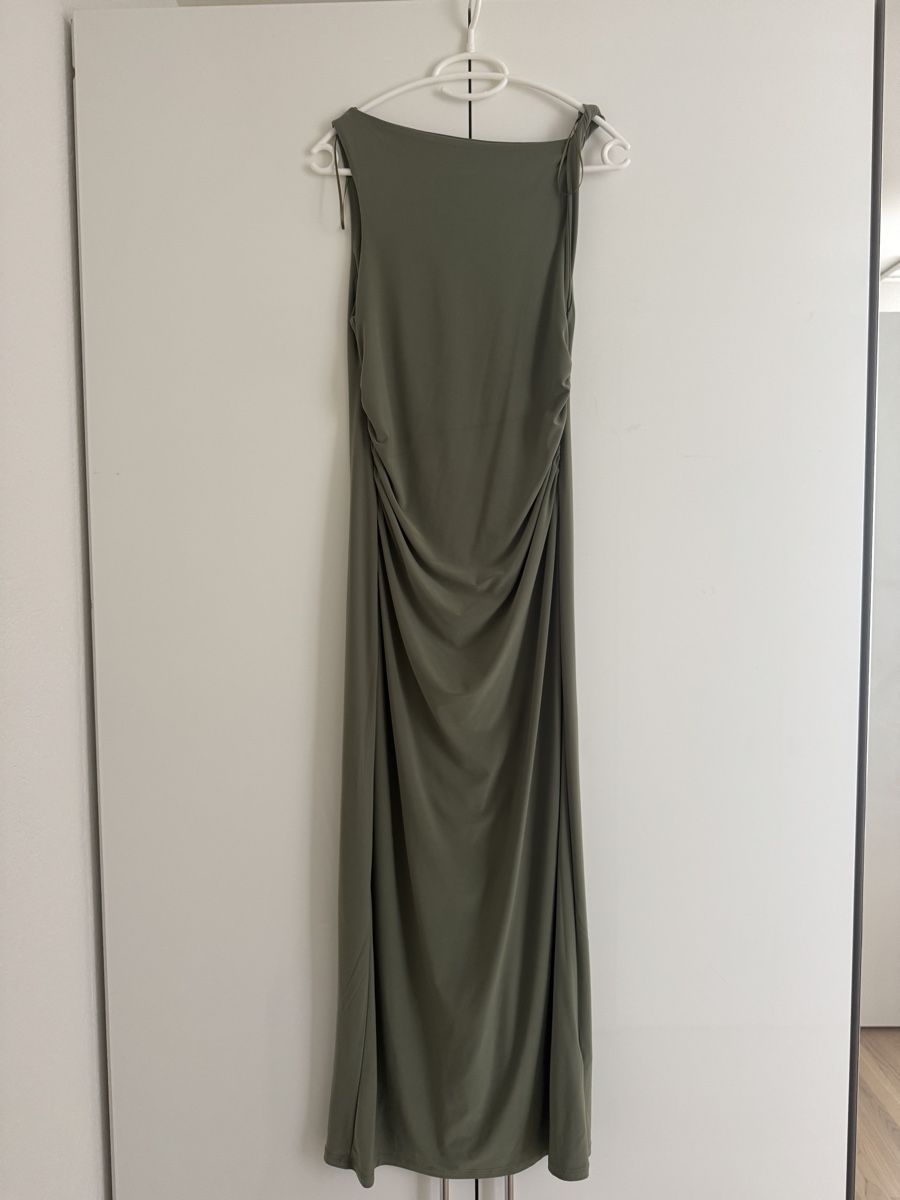 Pull&Bear Kleider: Maxikleid Pull&Bear khakigrün, Grösse M – Gebraucht aus Frauenfeld von ani_pdx9