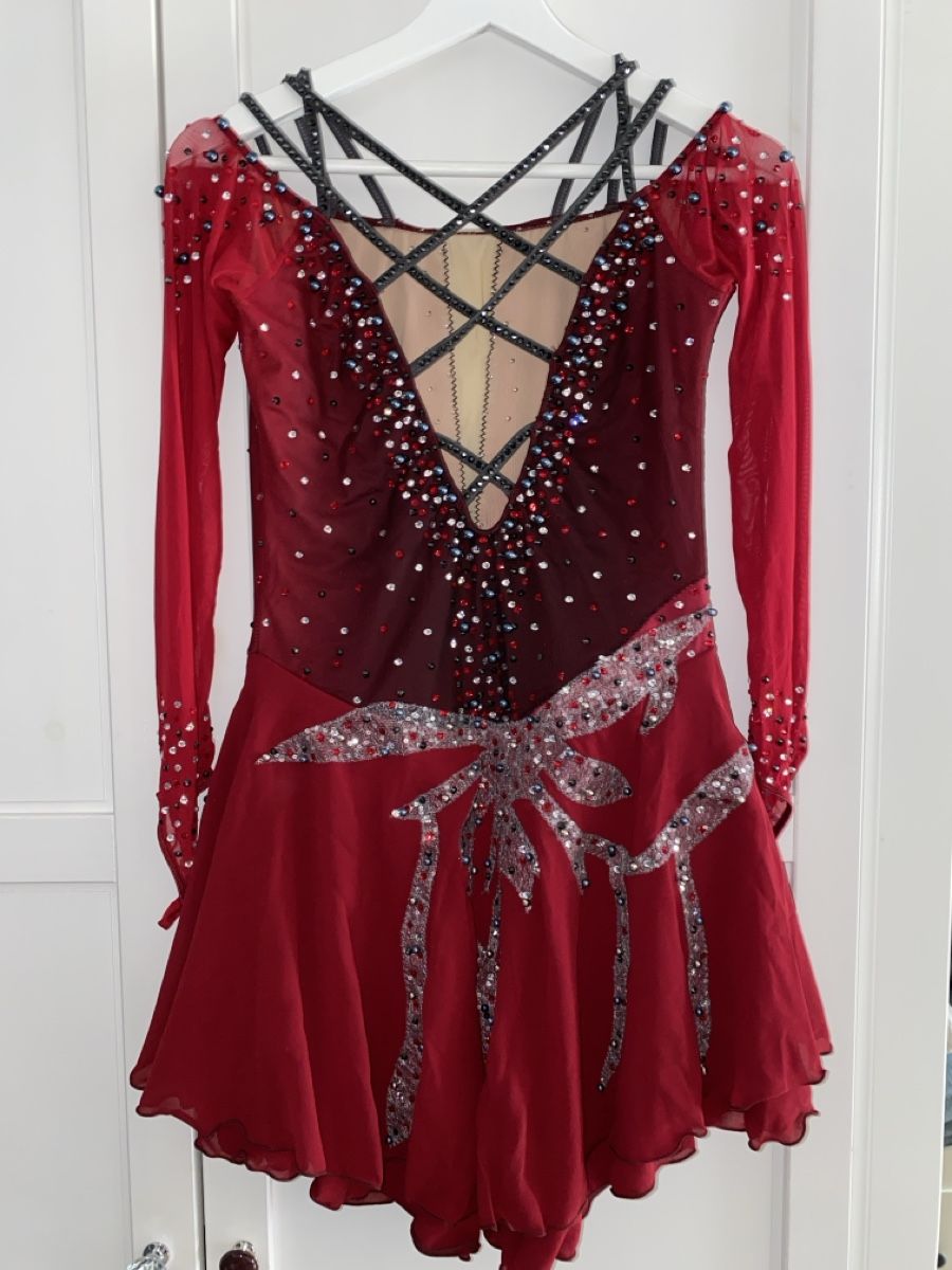 Robes: Rotes Eiskunstlaufkleid, Grösse M, Nie Gebraucht – Neuf avec emballage d'origine à Rheinfelden par lan_dzr7 2