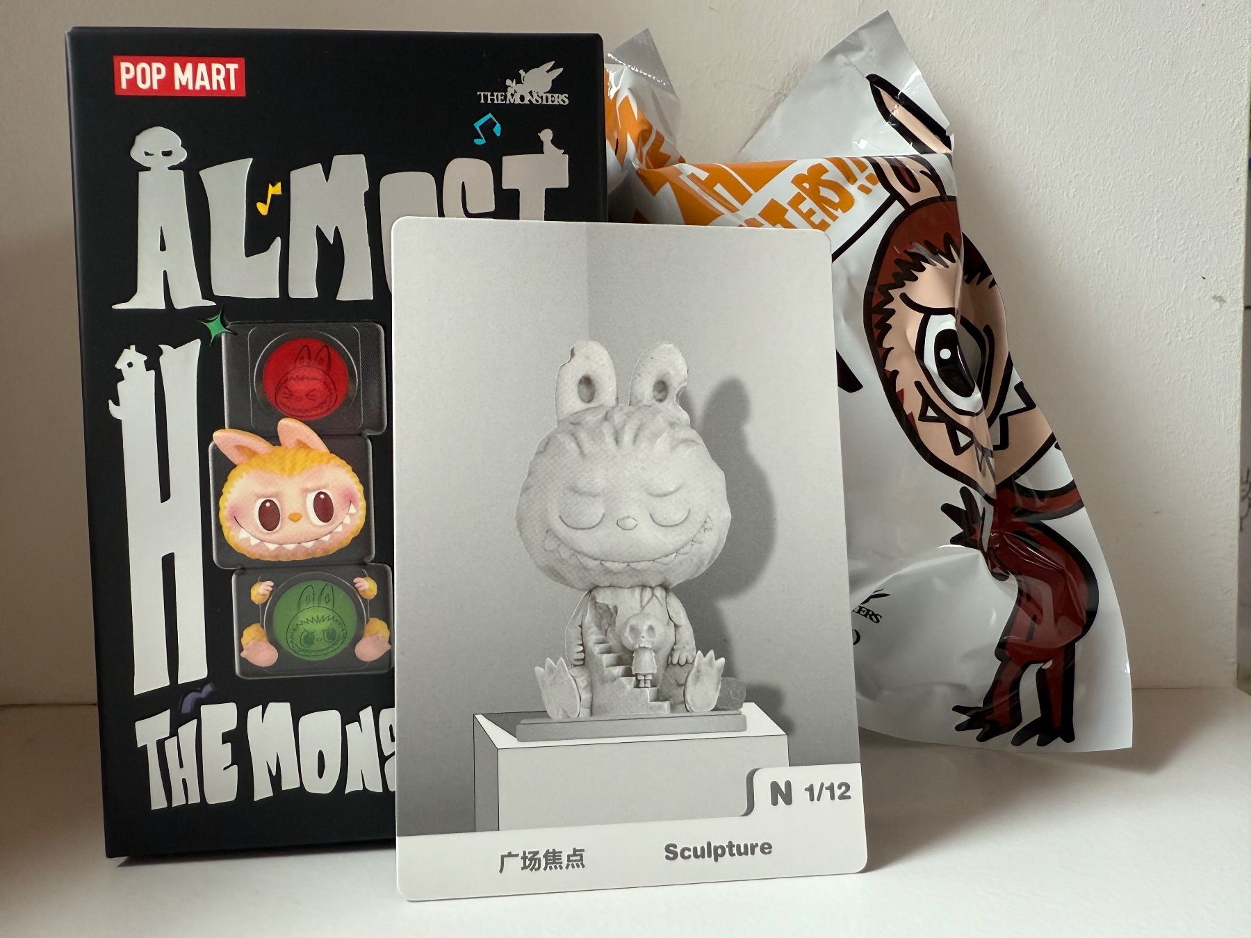 Pop Mart Statuette: Labubu Almost Hidden The Monster SCULPTURE – Nuovo e nell'imballaggio originale da Airolo venduto da MomTheBraggerStudio