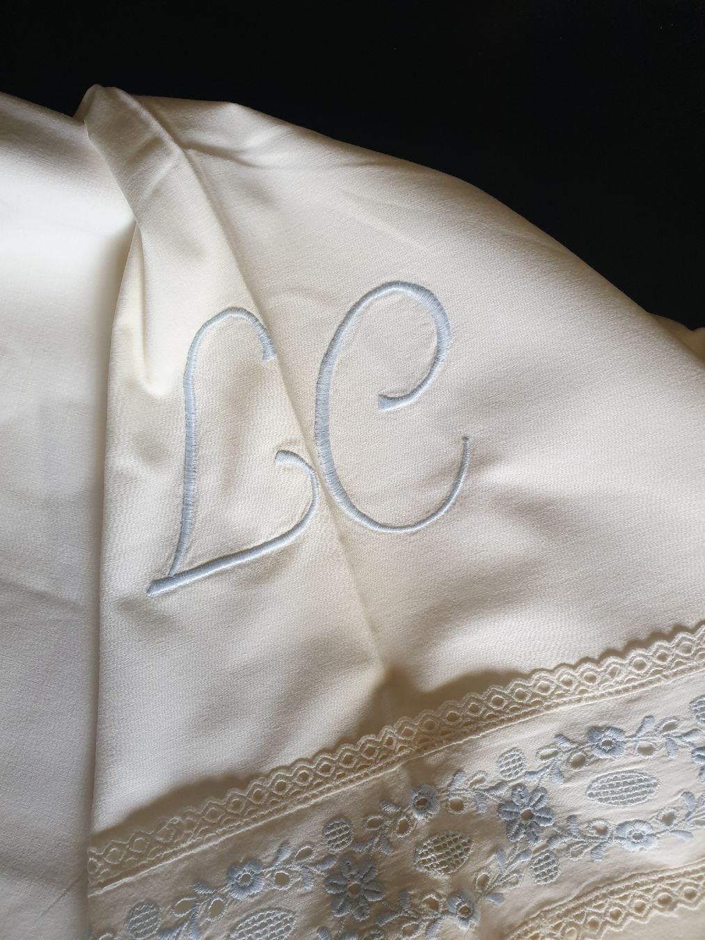 Biancheria da letto: Bestickte Bettwäsche weiss mit Monogramm "LE" – Usato da Reinach BL venduto da Silvester1900 1