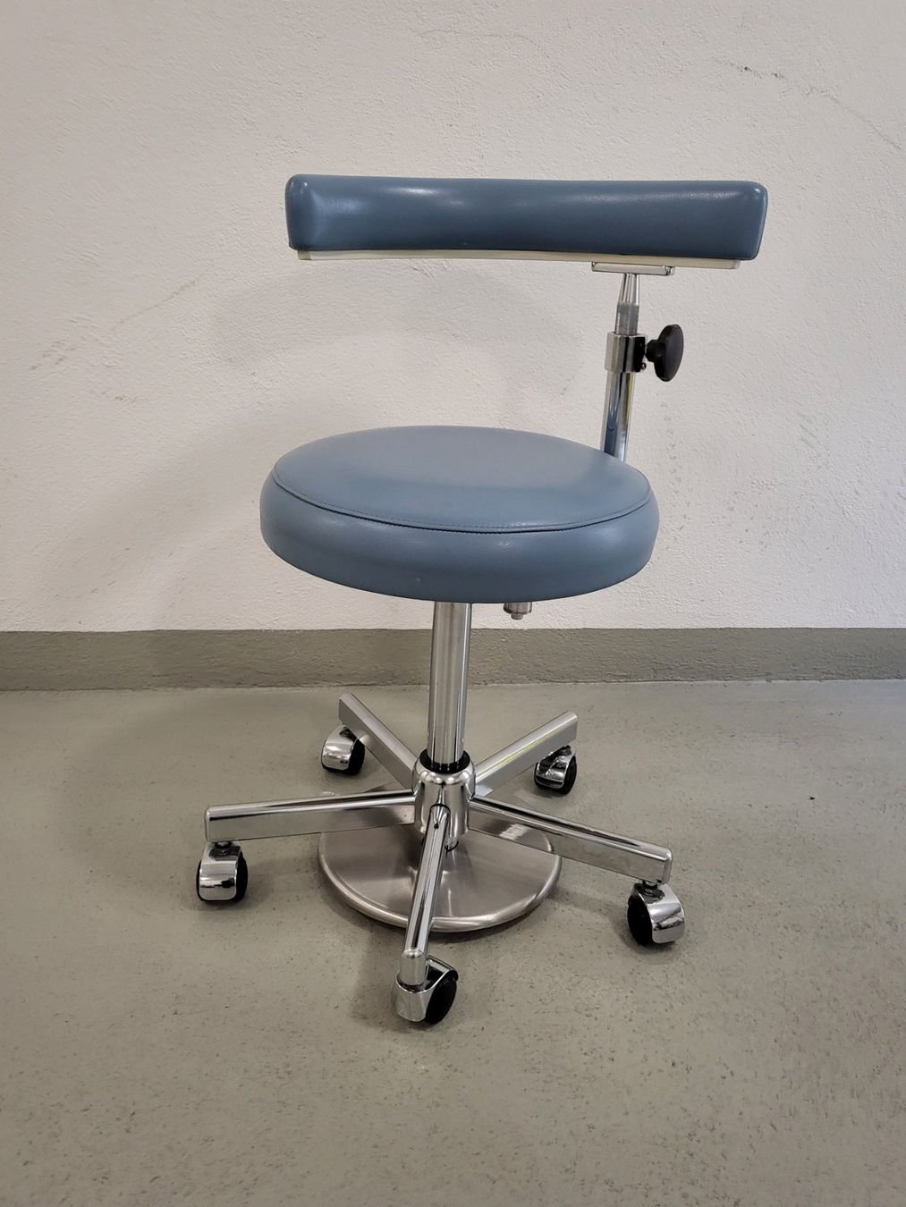 Hocker: Rollhocker, Arbeitshocker mit Lehne, verstellbar – Gebraucht aus Hombrechtikon von BMSI
