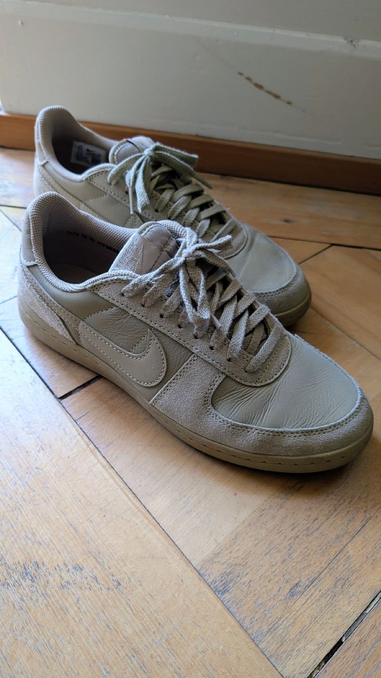 Nike Scarpe da uomo: Nike FIELD GENERAL - parachute beige/black Gr. 44.5 – Nuovo (secondo la descrizione) da Zürich venduto da adormideras