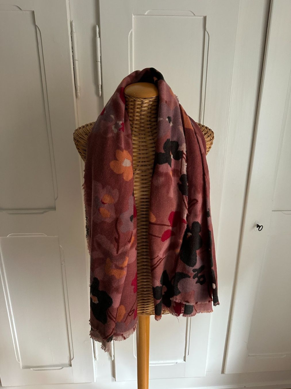 Esprit Foulard & Sciarpe: ESPRIT - Schal Tuch beerenfarben gemustert – Usato da Zürich venduto da Diazaio