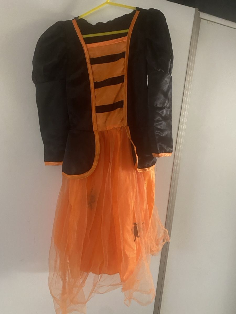 Costumi: Fasnachtskostüm orange Hexe 110 – Usato da Leibstadt venduto da Shopcity