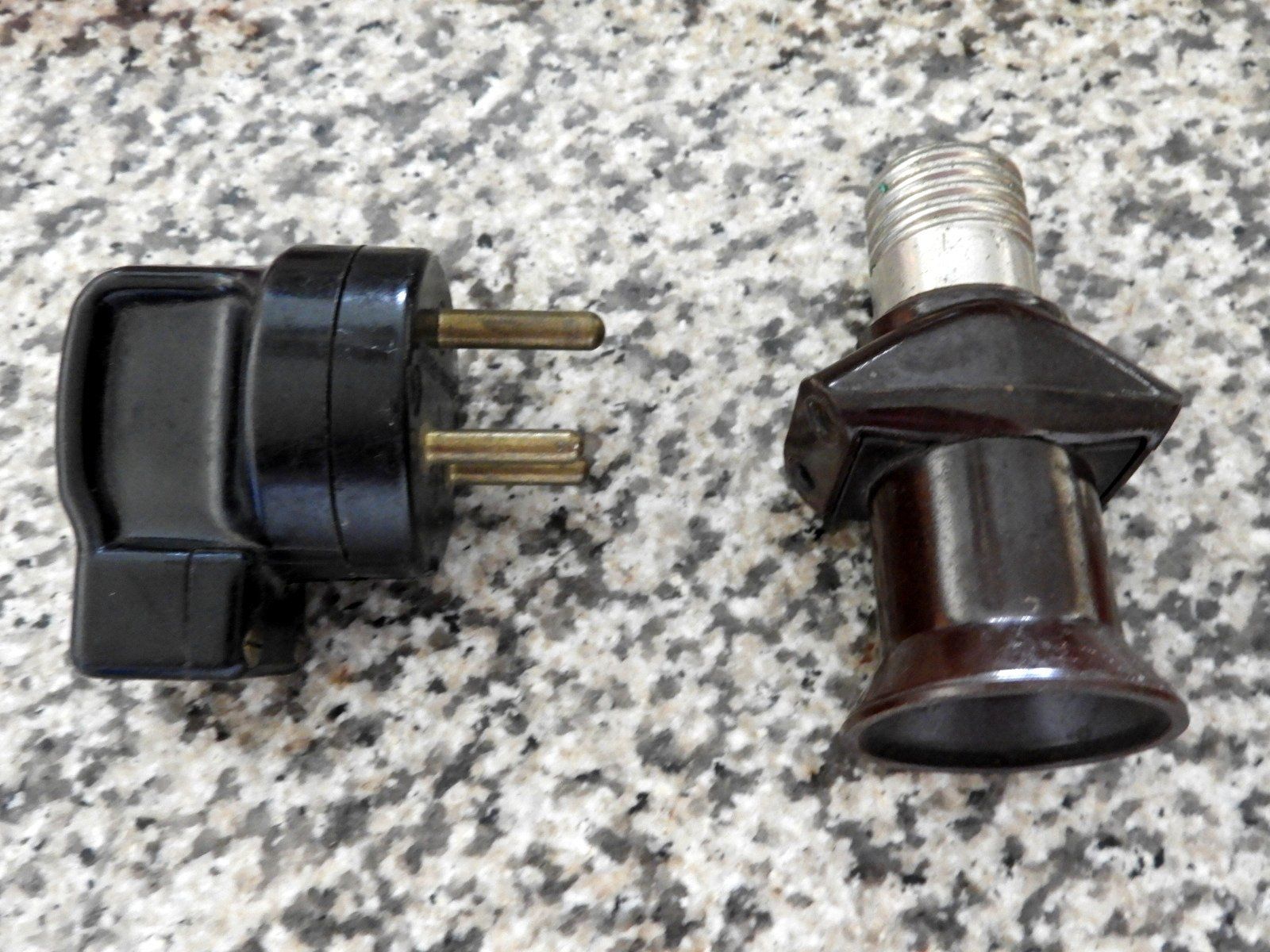Stecker: URALTE VERMUTLICH BAKKELIT ELEKTRISCHE STECKER  2 STUCK – Gebraucht aus Ettingen von troll-mutter