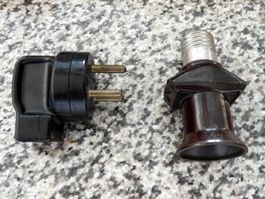 URALTE VERMUTLICH BAKKELIT ELEKTRISCHE STECKER  2 STUCK