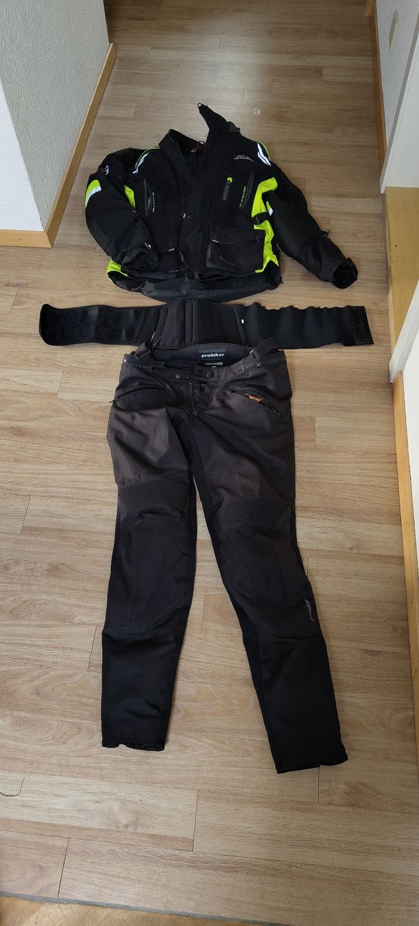 Lotti di vestiti: Motorrad Kleidung – Usato da Willisau venduto da nilsly