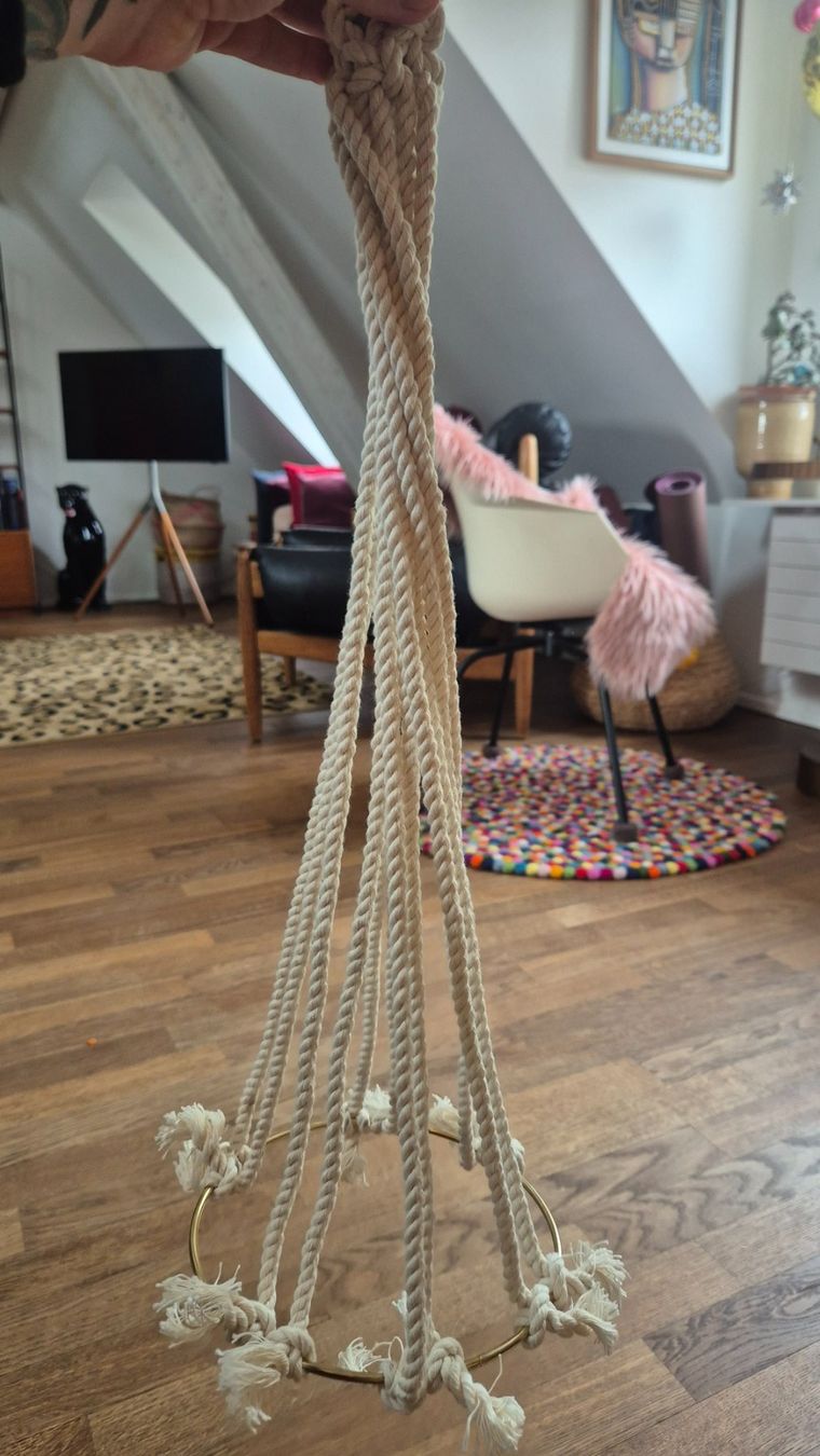 Tutte le decorazioni: White macrame plant hanger handmade – Usato da Zürich venduto da monadiederich 1