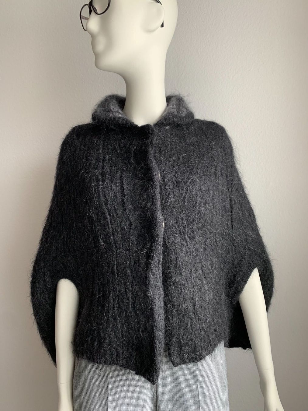 Prada Cappotti: Prada Poncho – Nuovo (secondo la descrizione) da Winterthur venduto da 19.19 1