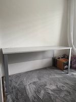 Schreibtisch mit Kabeldurchlass