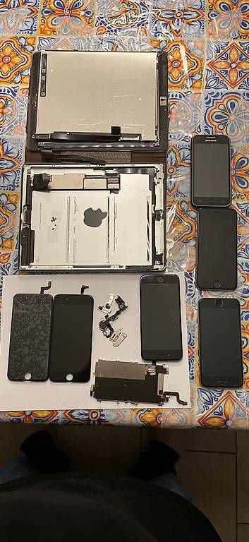 Telefoni cellulari / Smartphones: iPhones 6 et 6s + IPad 2 et accessoires  – Usato da Sonceboz-Sombeval venduto da msap