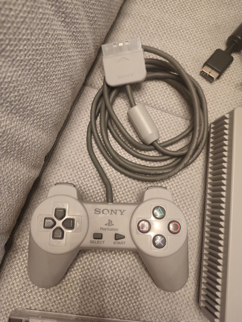 Sony Console: PS1 (SCPH-9002) + 5 Games – Usato da Bougy-Villars venduto da Vogue 1