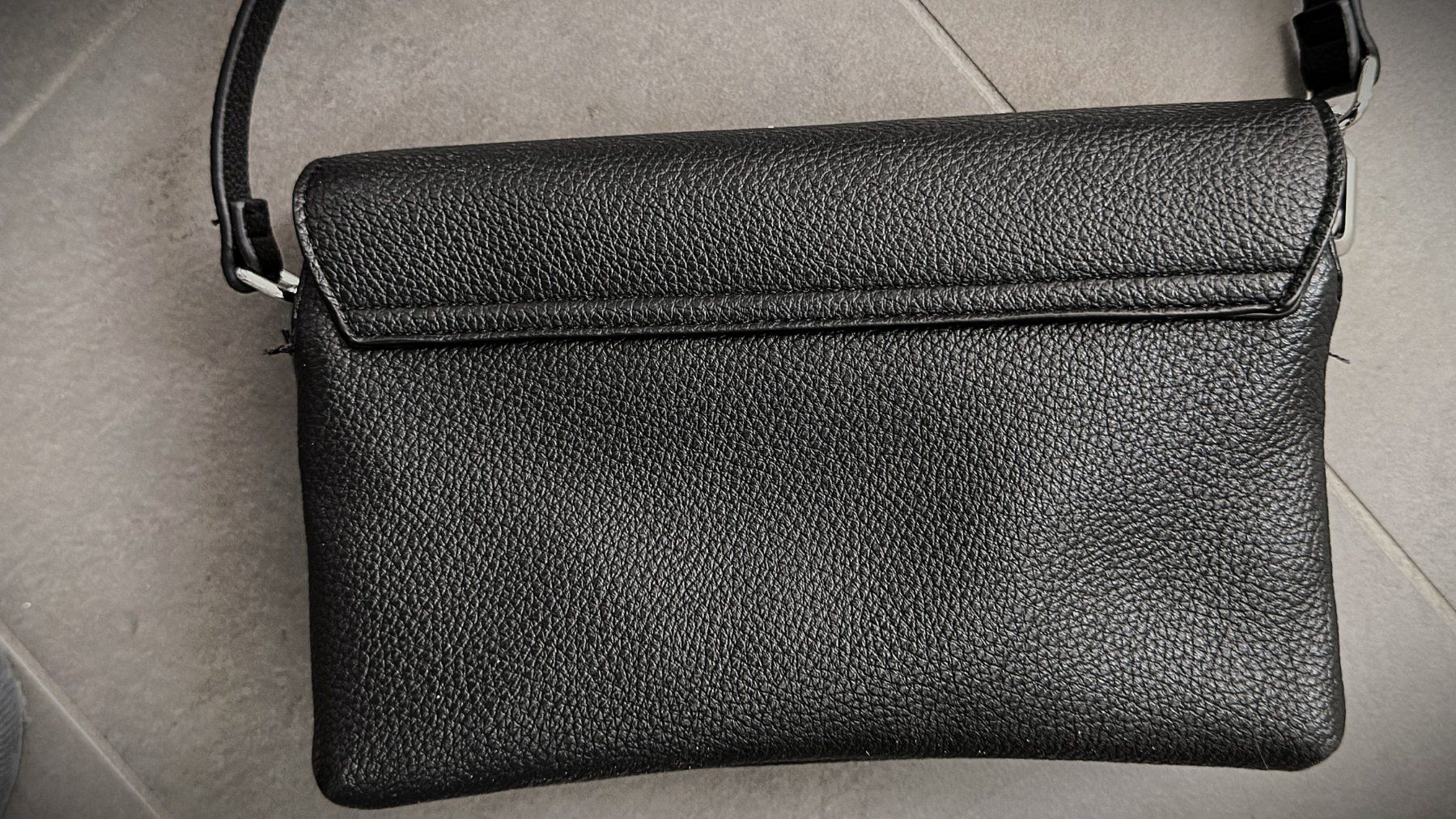 Sacs femmes: Handtasche schwarzes Kunstleder - schwarz – D'occasion à Lommis par manmarmi 7