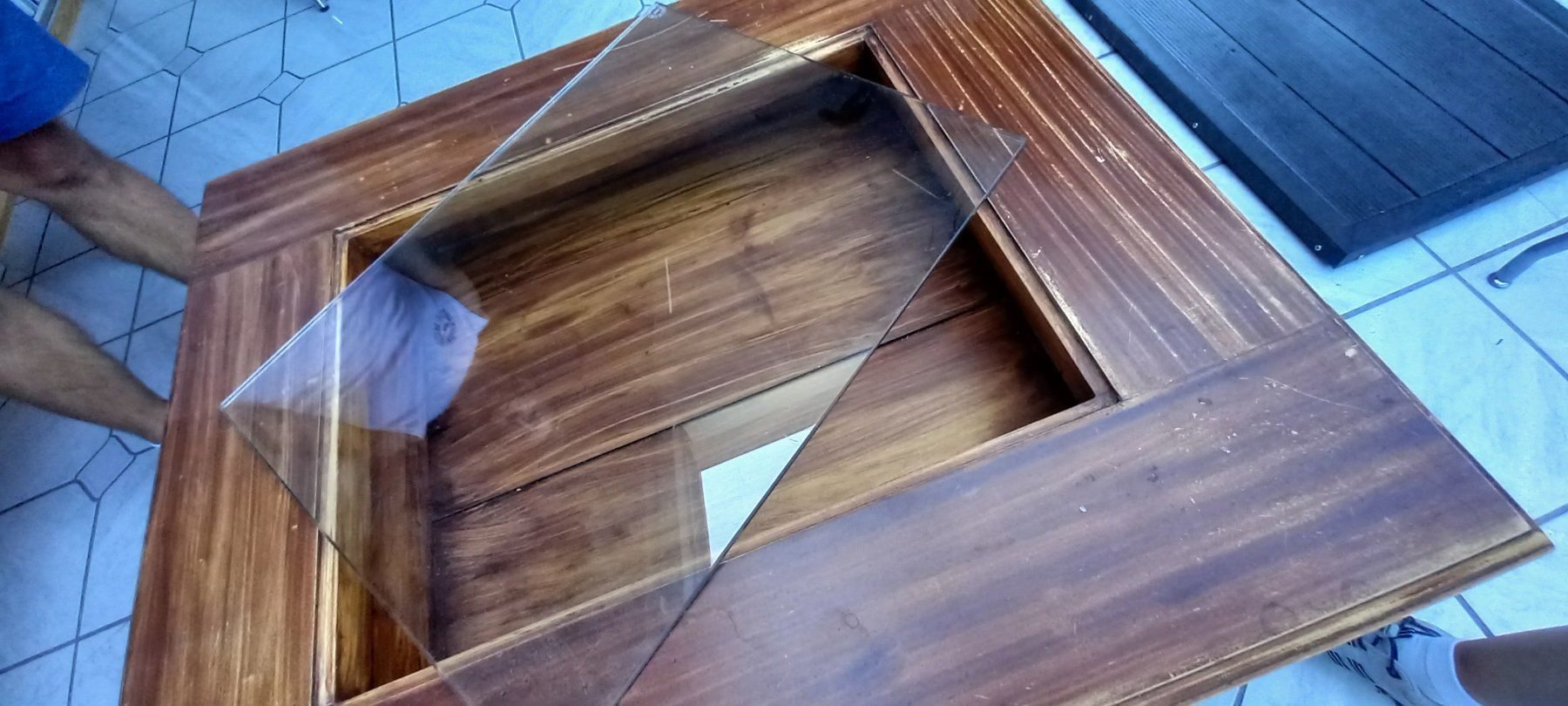 Tables: Holz-Couchtisch mit Glas, vintage Stil – D'occasion à Buttikon SZ par MH1976 9