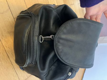 Schwarzer vintage Echtlederrucksack in gutem Zustand