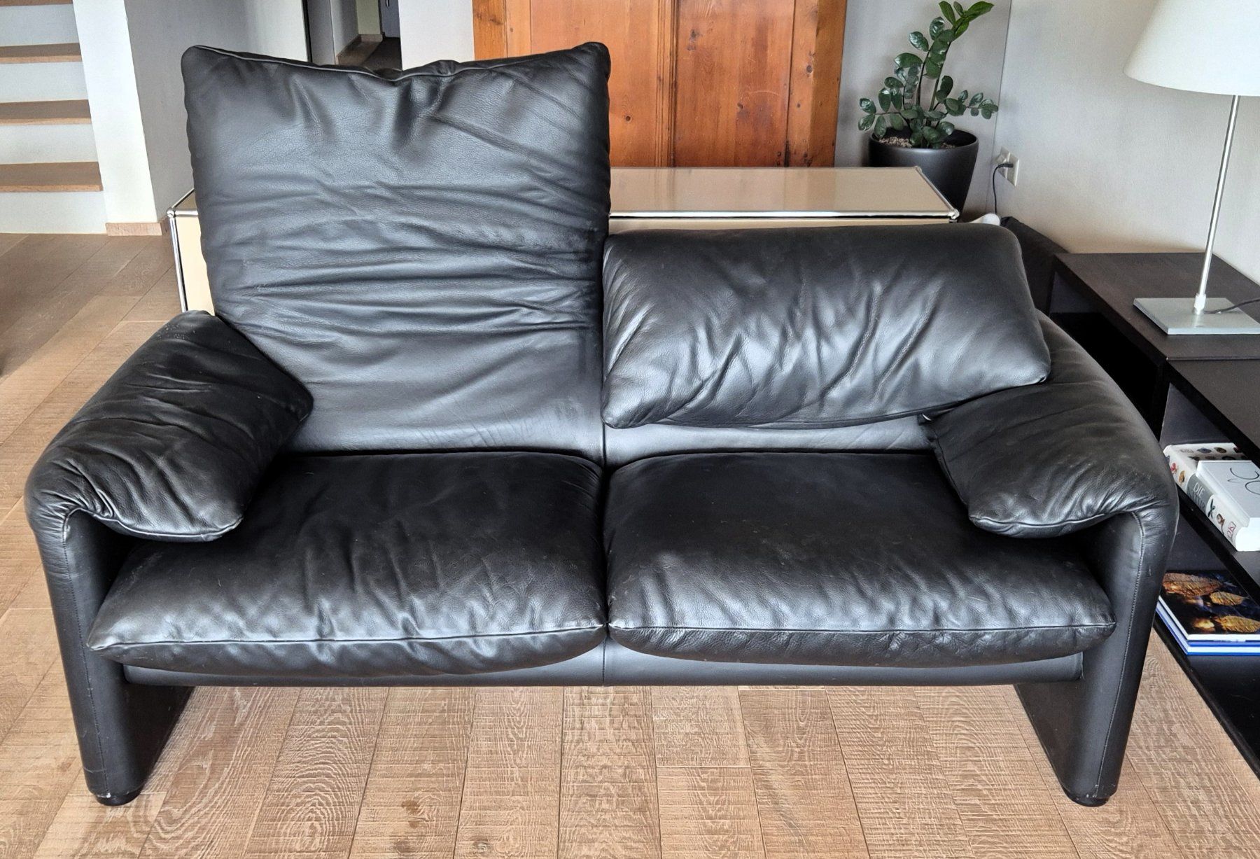 Cassina Divani: Cassina 2er Ledersofa schwarz mit Hocker – Usato da Nesslau venduto da JUERSCHA01 1