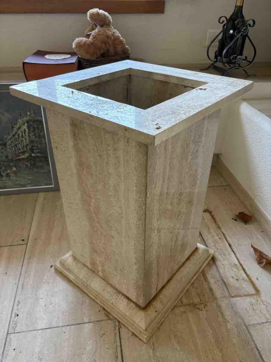 Autres décorations & accessoires: Säule Marmor als Blumentrog – D'occasion à Boswil par P18